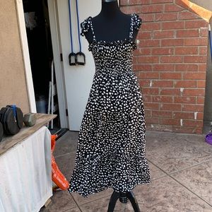 Cute black and white sundress. Simply done.